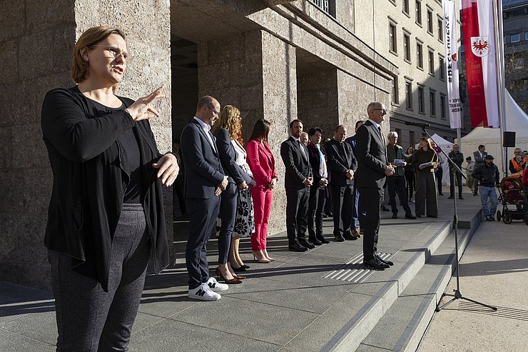 © Land Tirol/Die Fotografen Gebärdensprachdolmetscherin in Aktion