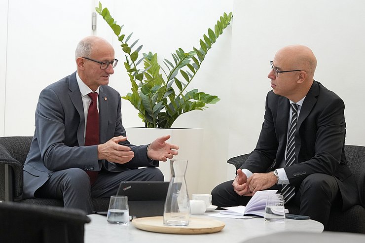 © Land Tirol/Reiter LH Anton Mattle im Gespräch mit WIFO-Chef Professor Gabriel Felbermayr.