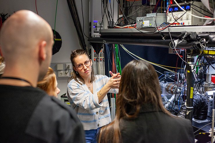 Studierende arbeiten gemeinsam an einem Projekt.