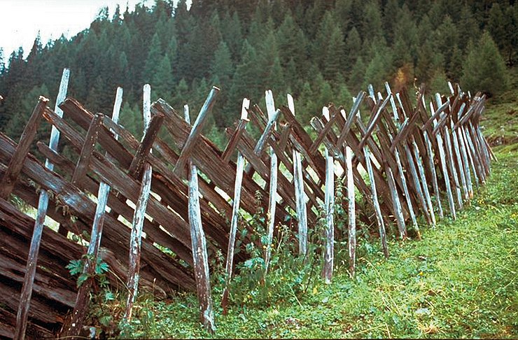 © Land Tirol/Revital Schrägzaun in ebenem Gelände