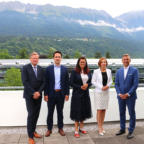 Gruppenfoto auf Terrasse des MCI, im Hintergrund die Nordkette