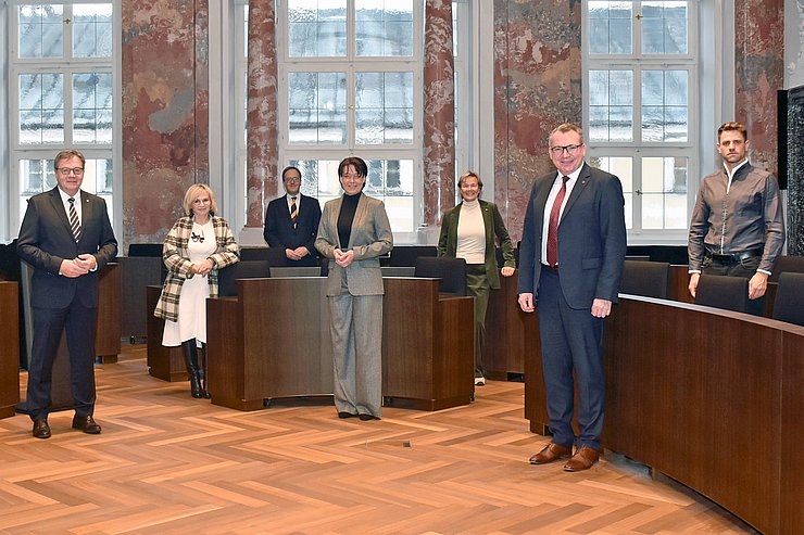© Land Tirol/Brandhuber LTPin Sonja Ledl-Rossmann (Mitte), LH Günther Platter (li.) und LR Johannes Tratter (2.v.re.) sowie die Mitglieder der Saalumbau-Arbeitsgruppe (v.li.) LA Elisabeth Blanik, KO Dominik Oberhofer, LA Evelyn Achhorner und KO Gebi Mair (nicht im Bild: Vize-LTP Toni Mattle und KO Andrea Haselwanter-Schneider)