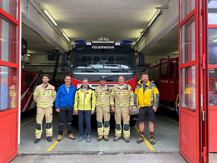 Gruppenfoto vor Feuerwehrauto