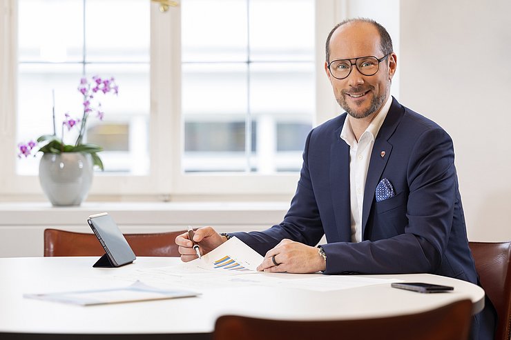 LR Gerber am Schreibtisch