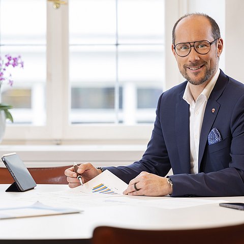 LR Gerber am Schreibtisch