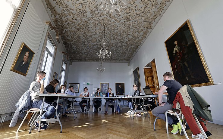 © DUCLOS Mitglieder des Jugendrates bei der Weiterentwicklung ihrer Geschäftsordnung im Rahmen des EUSALP-Treffens in Nizza