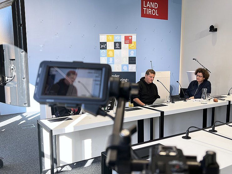 Kamera überträgt Aufnahme der VertreterInnen