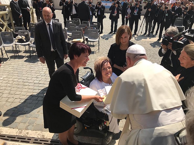 Papst Franziskus im Gespräch mit LTPin Sonja Ledl-Rossmann, Obfrau des Vereines RollOn Marianne Hengl und LRin Gabriele Fischer.