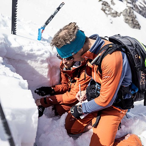 Patrick Nairz bei der Analyse der Schneedecke im freien Gelände.