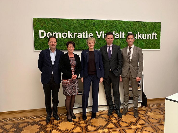 © Landtagsdirektion v.l. Wilfried Stauder, LTPin Sonja Ledl-Rossmann, Landwirtschafts-Vizeministerin Olga Trofimtseva, Botschafter Olexander Scherba, Honorarkonsul Walter Peer