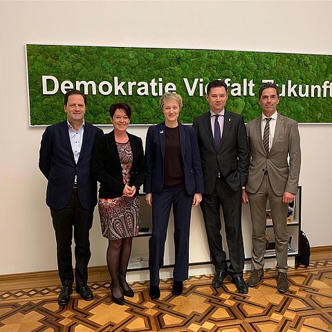 v.l. Wilfried Stauder, LTPin Sonja Ledl-Rossmann, Landwirtschafts-Vizeministerin Olga Trofimtseva, Botschafter Olexander Scherba, Honorarkonsul Walter Peer