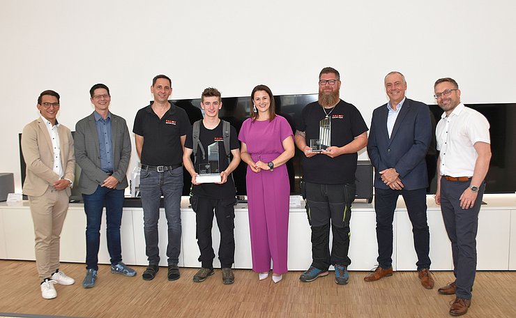 Von links beim Lehrlings-Auszeichnungstermin Nico Tilg (Bezirksstellenleiter Imst Wirtschaftskammer Tirol), Christoph Stillebacher (Vizepräsident Arbeiterkammer Tirol), Stefan Falch (Firmenchef Elektro Falch GmbH), „Lehrling des Monats Juni 2024“ Laurin Kapeller, Arbeits- und Jugendlandesrätin Astrid Mair, Sebastian Falkner (Lehrlingsausbilder Elektro Falch GmbH), Martin Gremer (Direktor Tiroler  Fachberufsschule für Elektrotechnik, Kommunikation und Elektronik) und Martin Kapeller (Bgm Mieming).   