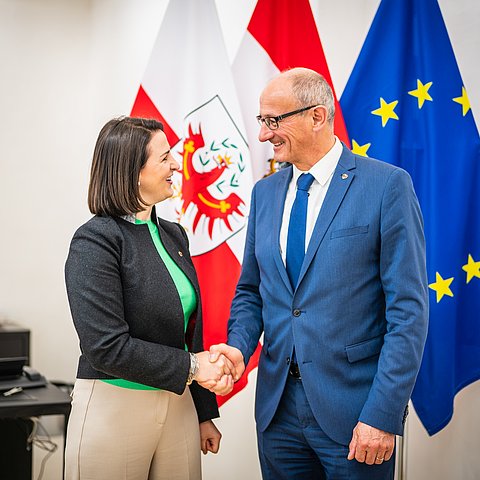 LH Anton Mattle gratulierte Arbeitslandesrätin Astrid Mair zur Übernahme des Vorsitzes der Arbeitsmarktplattform.