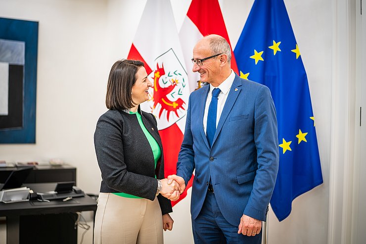 © Land Tirol LH Anton Mattle gratulierte Arbeitslandesrätin Astrid Mair zur Übernahme des Vorsitzes der Arbeitsmarktplattform.