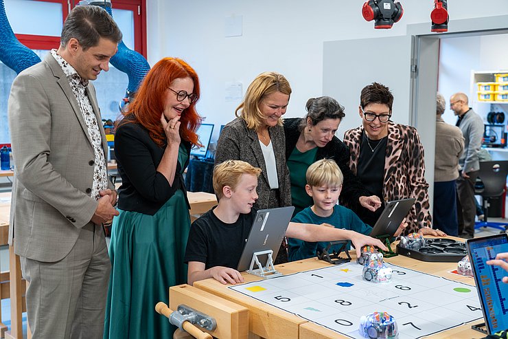 © Land Tirol/Neuner Bei der Besichtigung des STEAM-Labs zeigten die Kleinen den Großen, was es mit MINT-Bildung auf sich hat.