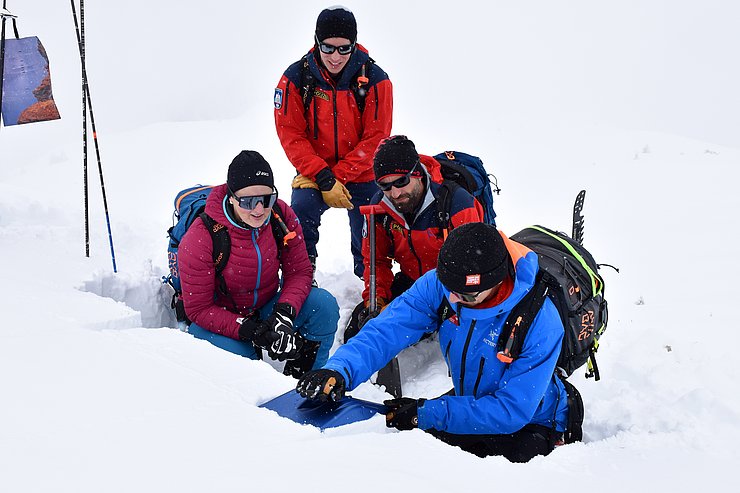 Mehrere Personen im Schnee