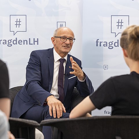 Mehrere Menschen führen ein Gespräch.