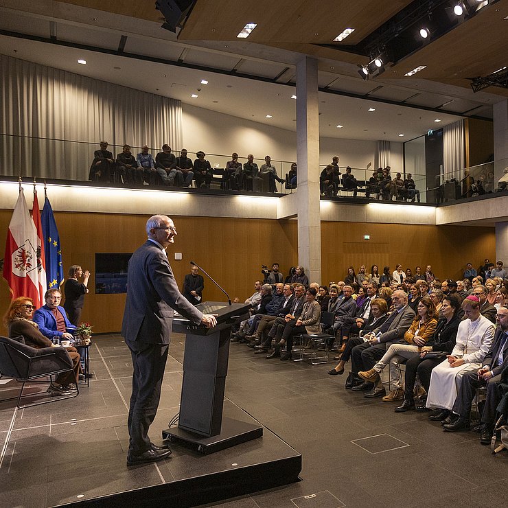 LH Mattle begrüßte die Zeitzeugin Marion Fischer (links) im Landhaus - im bis auf den letzten Platz gefüllten Großen Saal.
