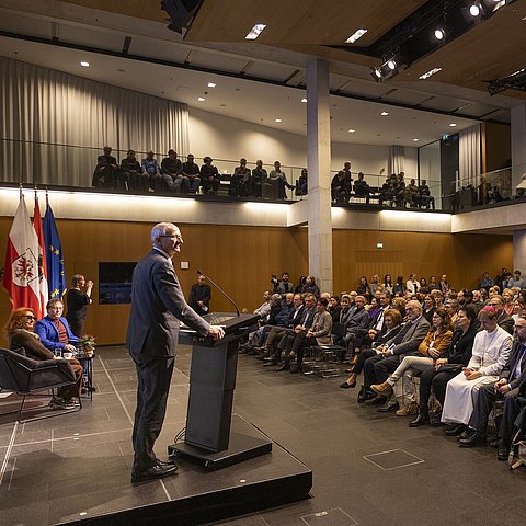 LH Mattle begrüßte die Zeitzeugin Marion Fischer (links) im Landhaus - im bis auf den letzten Platz gefüllten Großen Saal.