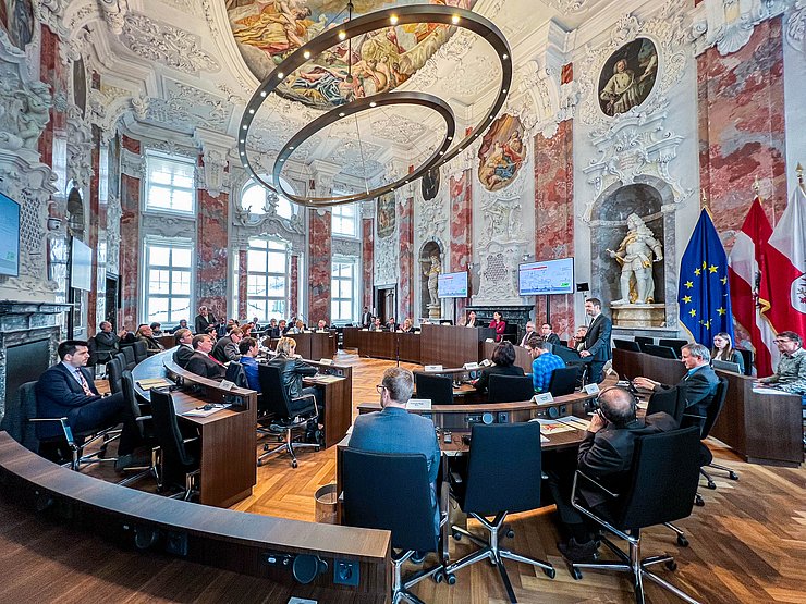 © Landtagsdirektion Tirol/Christanell Abgeordnete aus Tirol und Südtirol tauschten sich im Landtagssitzungssaal mit Experten der Autobahnbetreiber sowie der Verwaltung aus und nutzten die Gelegenheit für Nachfragen und zur Vernetzung.