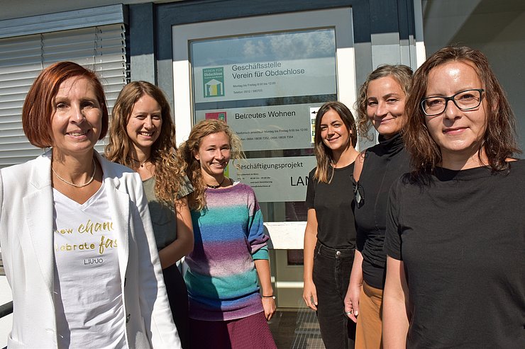 Landesrätin Gabriele Fischer, Susanne Schwärzler (Verein DOWAS für Frauen), Sophie Lindtner (Verein für Obdachlose), Patrizia Staffler (AIDS-Hilfe), Gabi Plattner (Frauenhaus Tirol) und Patrizia Ballweber (Verein DOWAS Tirol) stellen gemeinsam das Angebot der ARGE Bewo vor.