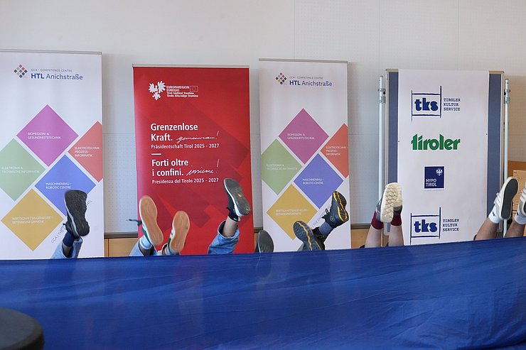 Vorne blaues Tuch, dahinter Füße