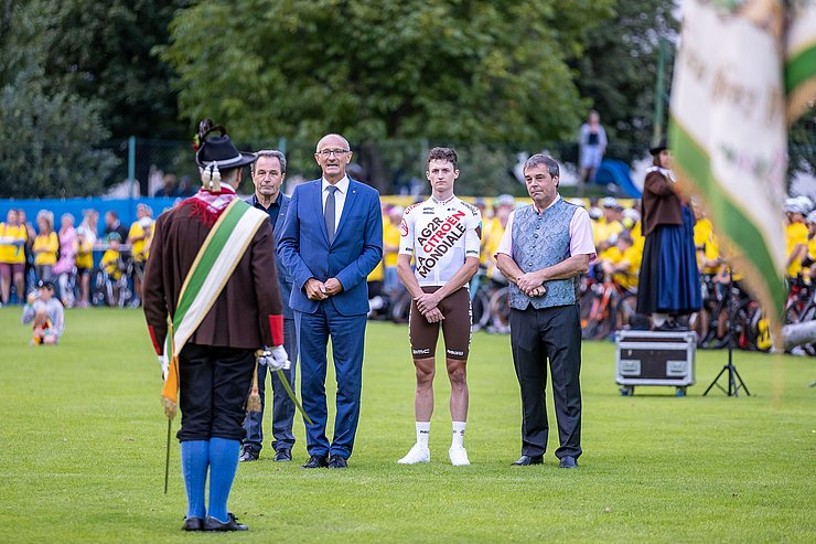 Landesüblicher Empfang mit (v.li.) TVB-Obmann Franz Theurl, LH Anton Mattle, Felix Gall und Bürgermeister Andreas Pfurner. 
