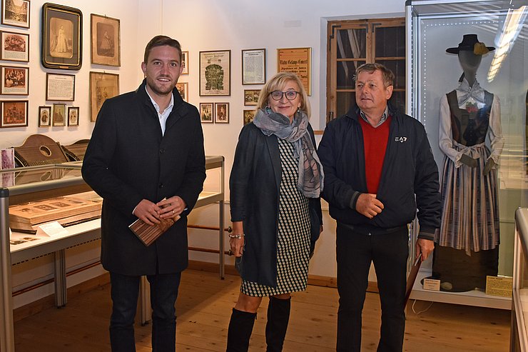 Bei der Besichtigung des Museums: v.li. Bgm Dominik Mainusch, LRin Beate Palfrader und Andre Lindner, Obmann des Heimat- und Museumsvereins Fügen