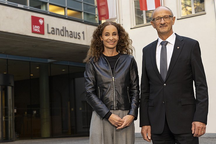 © Land Tirol/Die Fotografen LRin und LH vor dem Landhaus 1, nebeneinander stehend