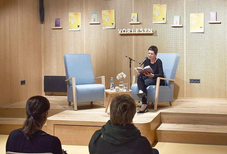 Carolina Schutti liest aus ihrem neuesten Buch.