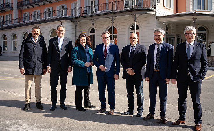 V. li. beim Treffen in Scuol Daniel Alfreider, Südtirols LH Arno Kompatscher, Tirols LHStvin Ingrid Felipe und LH Günther Platter, Massimo Sartori, Mario Cavigelli und Jon Domenic Parolini  (Kanton Graubünden).