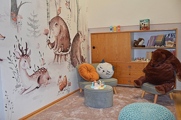Raum/Ecke für Kinder mit Tapete, Spielsachen usw.