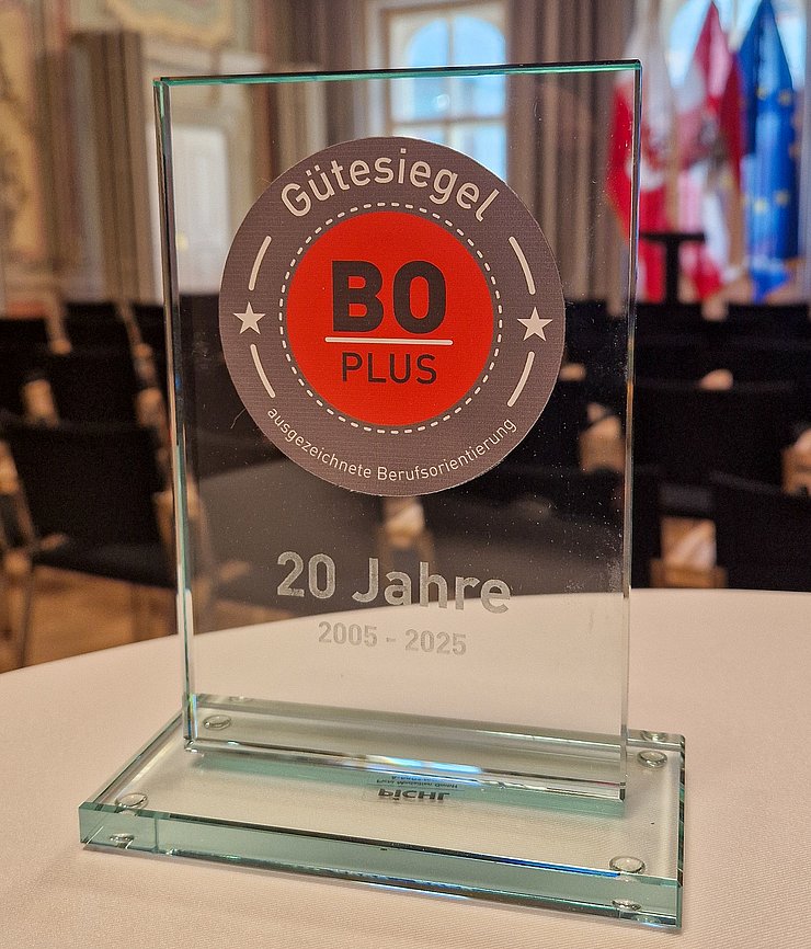 Der Ehrenpreis anlässlich des 20-jährigen Jubiläums.