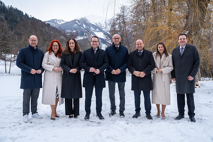 © Land Tirol/Hörmann Frühjahrsklausur der Tiroler Landesregierung (v.li.): LR Mario Gerber, LRin Cornelia Hagele, LRin Eva Pawlata, LHStv Philip Wohlgemuth, LH Anton Mattle, LHStv Josef Geisler, LRin Astrid Mair und LR René Zumtobel.