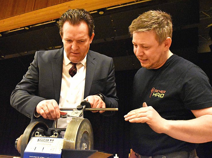 © Land Tirol/Feuersinger LR Zumtobel schleift Taschenmesser