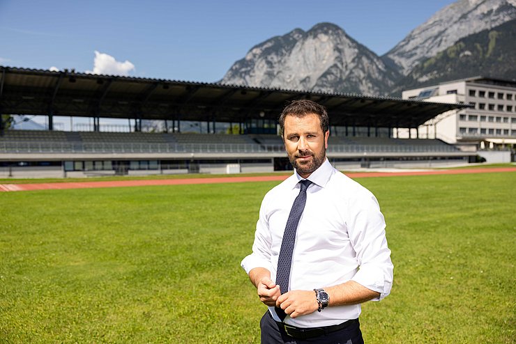 © Land Tirol/Steinlechner Dornauer auf Fußballplatz