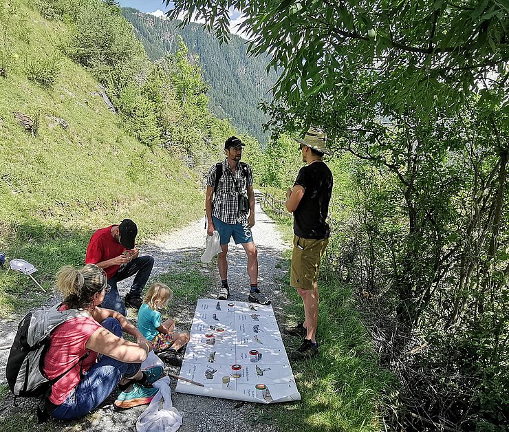 Menshcen an einem Wanderweg
