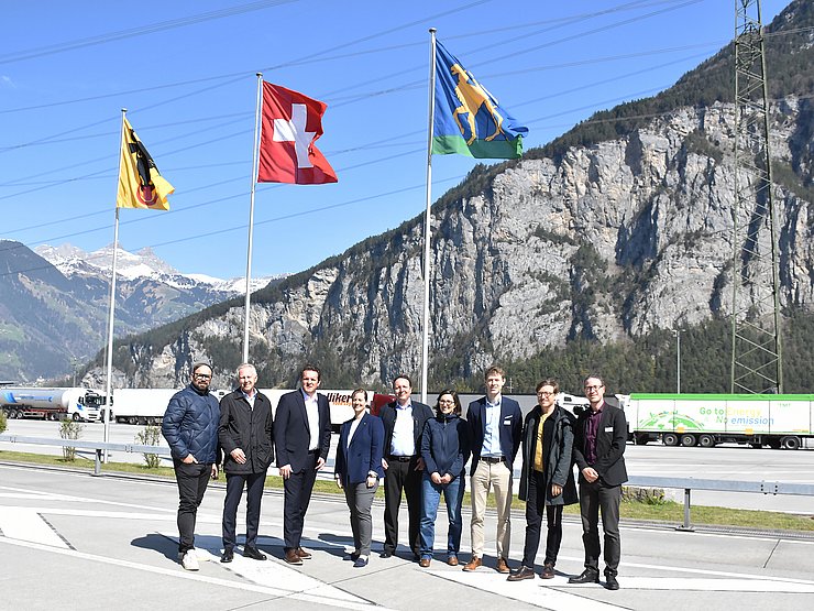 © Land Tirol/Knabl Gruppenfoto vor Fahnen