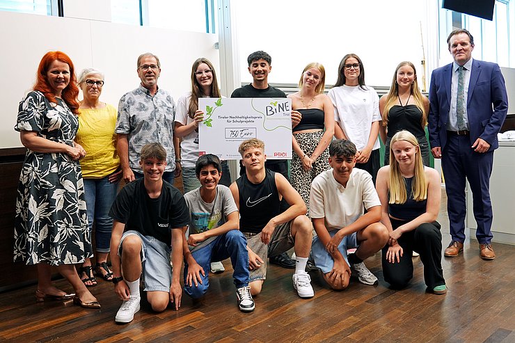 © Land Tirol/Neuner Jugendliche der BHAK/BHAS Imst unterstützten VolksschülerInnen im Rahmen des Sozialprojekts „WIKI – Wir für Kinder Imst“.