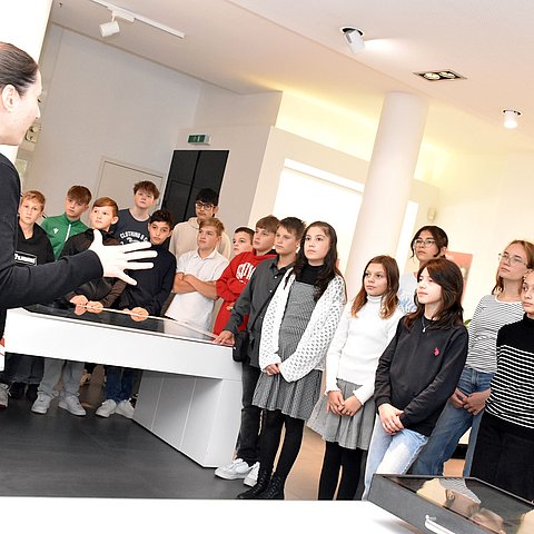 Am 3. Oktober 2024 besuchte die Tiroler Mittelschule Völs die Euregio-Ausstellung im Euregio-Infopoint Innsbruck.
