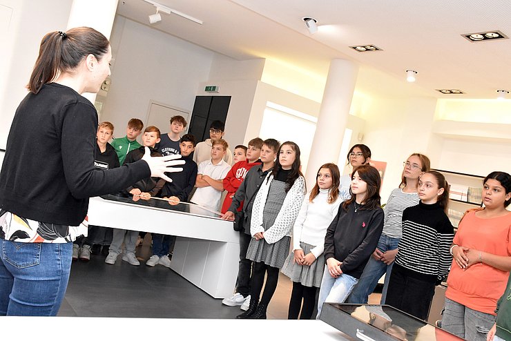 © Land Tirol/Sidon Am 3. Oktober 2024 besuchte die Tiroler Mittelschule Völs die Euregio-Ausstellung im Euregio-Infopoint Innsbruck.