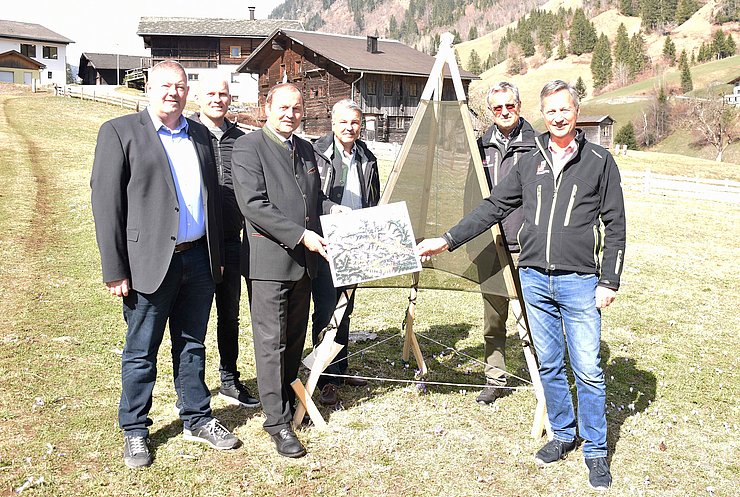 Gruppenfoto mit einer Borkenkäferfalle im Freien