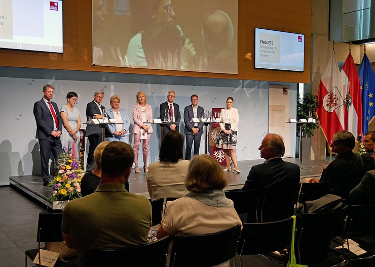 © Landtagsdirektion Tirol/Oswald An der Podiumsdiskussion beteiligten sich (v.li.) Gerhard Harer, Sophia Neumayer, Reinhard Schretter, Petra Mussmann, Bernhard Knapp, Ekkehard Allinger-Csollich und Boglarka Mondvay-Nemeth