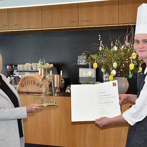 Arbeits- und Bildungslandesrätin Beate Palfrader gratuliert Maximilian Hörtnagl zum "Lehrling des Monats Jänner 2021".
