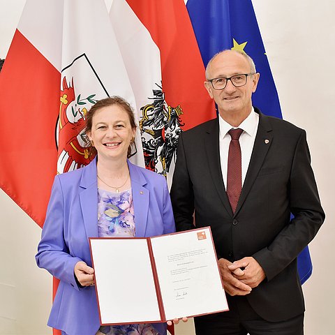 LH Anton Mattle verlieh heute im Landhaus in Innsbruck das Bestellungsdekret an die neue Bezirkshauptfrau von Osttirol Bettina Heinricher (links im Bild).