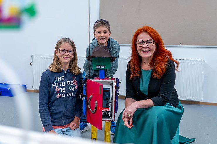 © Land Tirol/Neuner Das STEAM-Lab, ein neues Lernlabor im Pflichtschulzentrum Wörgl, wurde heute der breiten Öffentlichkeit präsentiert (im Bild: LRin Hagele mit der Erbauerin und dem Erbauer von „Robobert“).