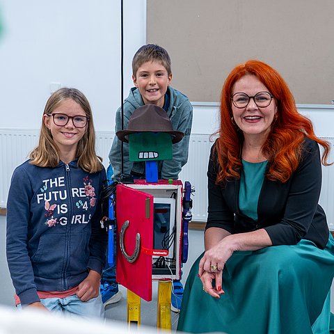 Das STEAM-Lab, ein neues Lernlabor im Pflichtschulzentrum Wörgl, wurde heute der breiten Öffentlichkeit präsentiert (im Bild: LRin Hagele mit der Erbauerin und dem Erbauer von „Robobert“).