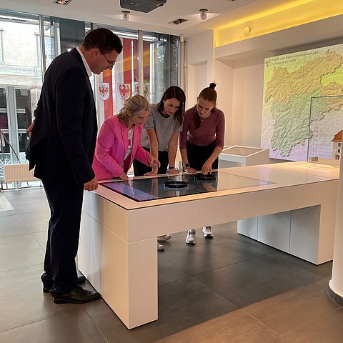 Matthias Fink, Vertreter des Landes Tirol im Generalsekretariat der Euregio, führt Interessierte durch den Euregio-Infopoint in Innsbruck.
