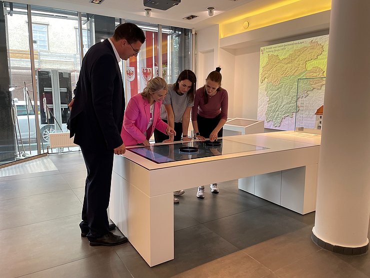 Matthias Fink, Vertreter des Landes Tirol im Generalsekretariat der Euregio, führt Interessierte durch den Euregio-Infopoint in Innsbruck.