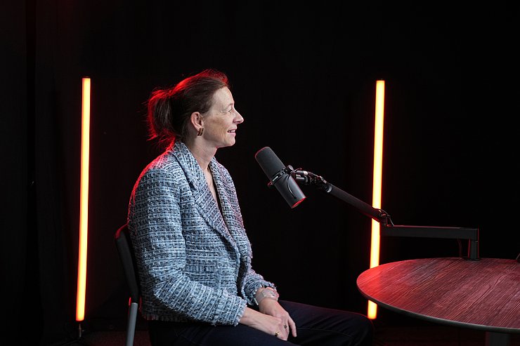 Eine Frau spricht in das Mikrofon.